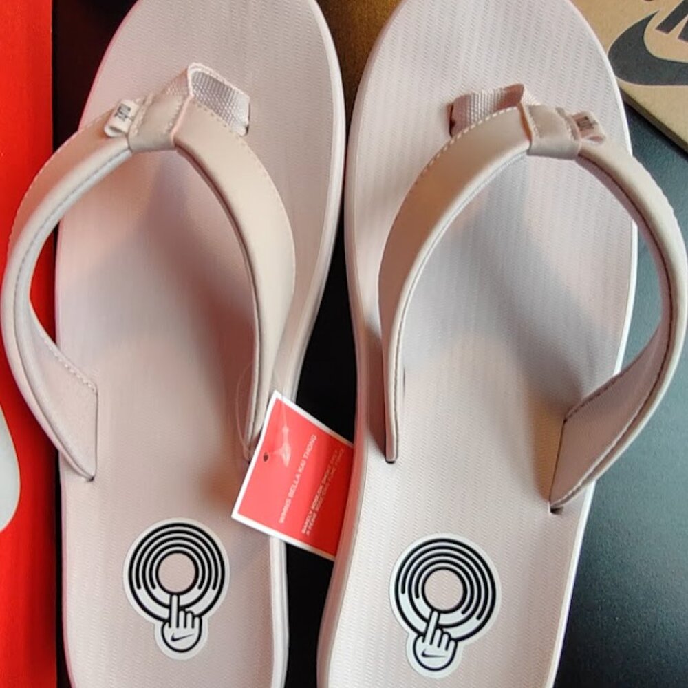 Nike Bella Kai Thong Flip-Flop Slide Cushioned Sandal AO3622 Barely Rose/Grey - Picture 2 of 9